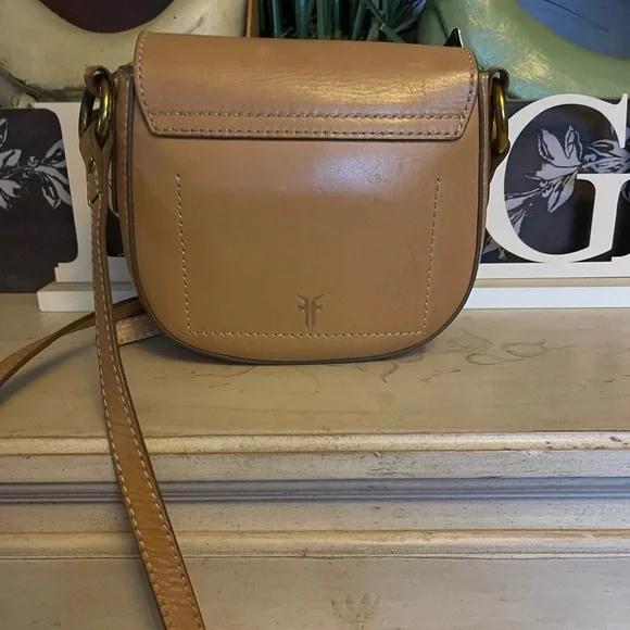 Frye Crossbody in Saddle Tan